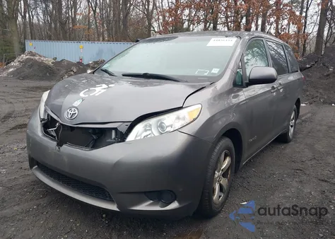 2017 Toyota Sienna Le 8 Passenger z USA, uszkodzony, nr VIN 5TDKZ3DC4HS766908